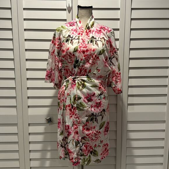 Show me your MuMu NWOT Floral Robe with belt in 100% Polyester. - Picture 1 of 6
